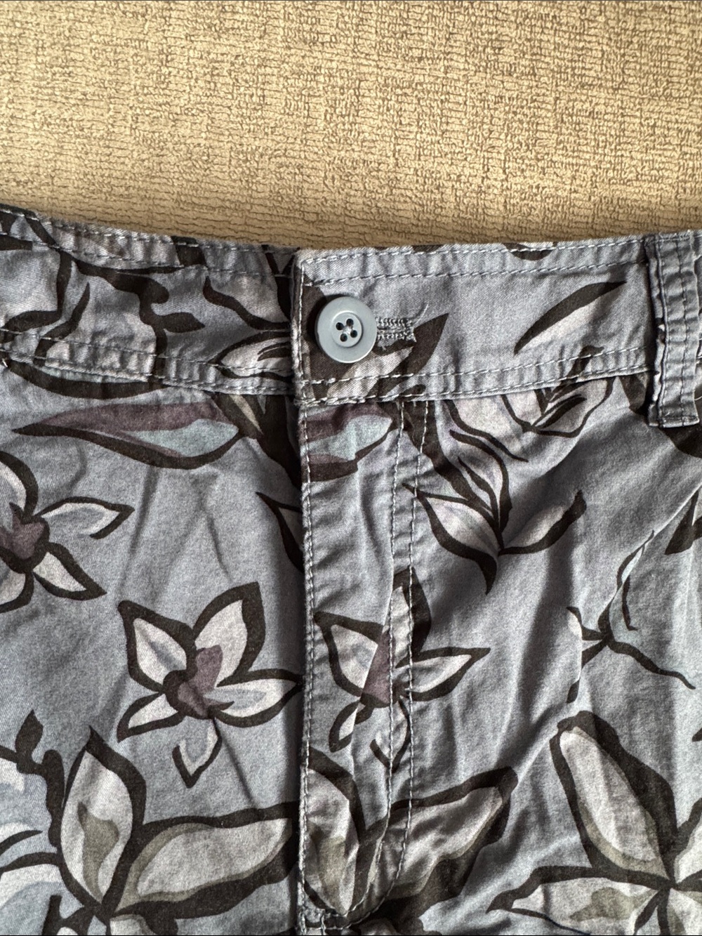 Faded Glory Blue and Gray Floral Cargo Shorts, Size:38 - Picture 2 of 7